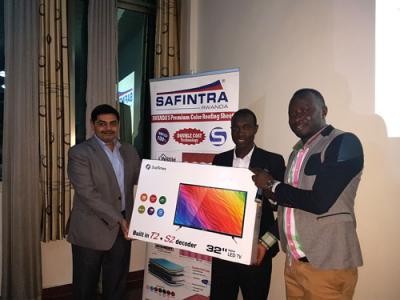 Sandeep Phadnis Safintra’s Head of Business (Left) also took the occasion to reward its best partners in the two districts with radios and flat screen TVs.